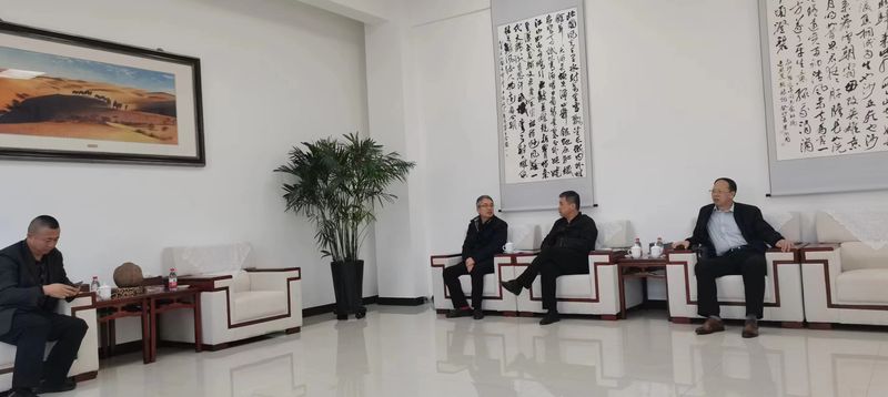 公司與哈密市政府領(lǐng)導(dǎo)洽談公司新疆發(fā)展思路，加大助力新疆能源發(fā)展！